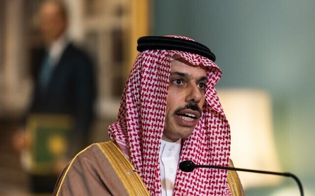 Le ministre saoudien des Affaires étrangères, le prince Faisal bin Farhan Al Saud, s'exprime lors de sa rencontre avec le secrétaire d'État Mike Pompeo, au Département d'État, le 14 octobre 2020, à Washington. (Crédit ; Manuel Balce CENETA / POOL / AFP)