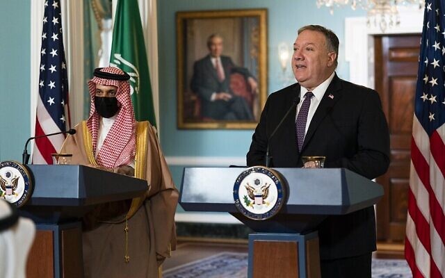 Le ministre saoudien des affaires étrangères, le prince Faisal bin Farhan Al Saud (à gauche), écoute le discours du secrétaire d'État américain Mike Pompeo  au département d'État à Washington, le 14 octobre 2020. (Crédit : Manuel Balce Cenata/Pool/AFP)