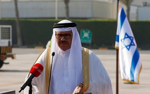 Le ministre des Affaires étrangères bahreïni Abdullatif al-Zayani s'exprime lors de l'arrivée d'une délégation israélo-américaine à l'aéroport international de Bahreïn, le 18 octobre 2020 (Crédit : RONEN ZVULUN / POOL / AFP)