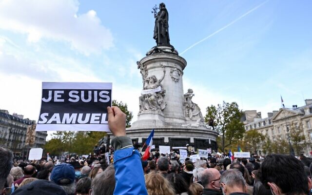 Une personne tient une pancarte où l'on peut lire "Je suis Samuel" alors que les gens se rassemblent place de la République à Paris le 18 octobre 2020, en hommage au professeur d'histoire Samuel Paty deux jours après avoir été décapité par un agresseur abattu par des policiers. (Crédit : Bertrand GUAY / AFP)