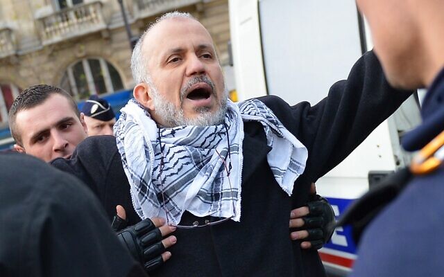 Abdelhakim Sefrioui, président du collectif Cheikh Yassine, lors de son arrestation par des CRS après une manifestation pro-palestinienne non autorisée à Paris, le 29 décembre 2012. (Miguel MEDINA / AFP)