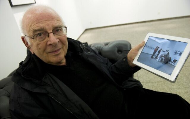 Le photographe d'origine italienne Frank Horvat lors du vernissage de son exposition « A Trip Through A Mind (The iPad Exhibition) » à la galerie Hiltawsky de Berlin, le 15 mars 2012. (Crédit : John MACDOUGALL / AFP)