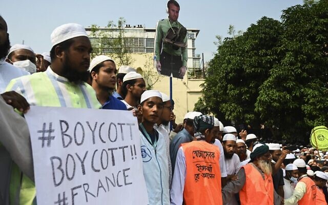 Des manifestants du parti Islami Andolan Bangladesh manifestent contre la France, à Dhaka, au Bangledesh, le 27 octobre 2020. (Crédit : Munir UZ ZAMAN / AFP)