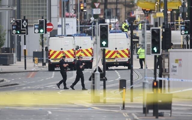 Illustration : Une patrouille de police armée près du Manchester Arena après une attaque terroriste meurtrière à Manchester, dans le nord-ouest de l'Angleterre, le 23 mai 2017. (AFP / Oli SCARFF)
