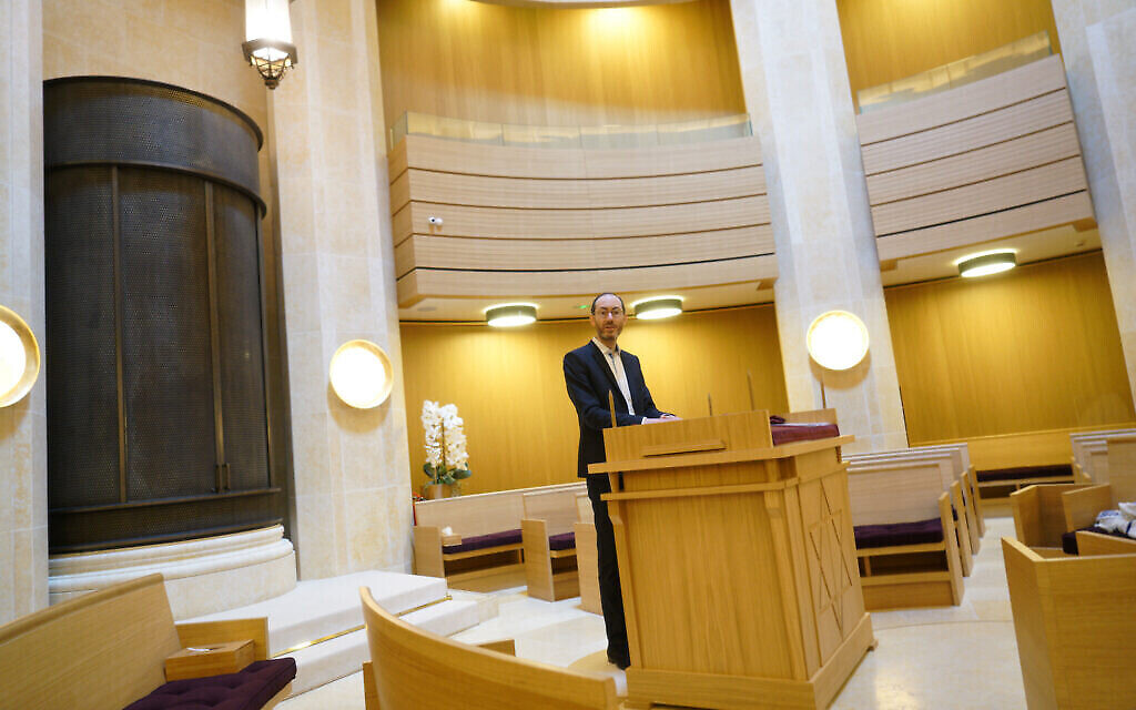 Le rabbin Daniel Torgmant prie à la synagogue Edmond Safra à Monaco, le 7 mars 2018. (Crédit : Cnaan Liphshiz/ JTA)