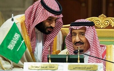 Le prince héritier saoudien Mohammed ben Salmane, à gauche, s'adresse à son père, le roi Salmane, lors d'une réunion du Conseil de coopération du Golfe à Riyad, le 9 décembre 2018. (Autorisation : Agence de presse saoudienne via AP)