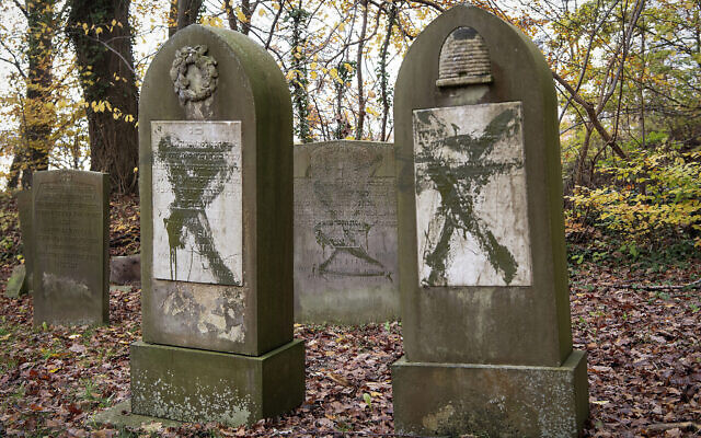 Cette photo prise le 10 novembre 2019 montre des pierres tombales recouvertes de graffitis verts et certaines renversées au cimetière juif d'Oestre Kirkegaard à Randers, au Danemark (Crédit : Bo Amstrup / Ritzau Scanpix / AFP) / Denmark OUT)
