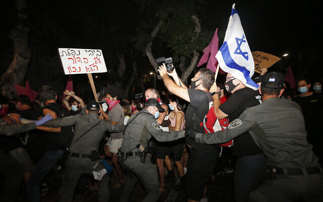 La police affronte des manifestants au cours d'un rassemblement contre le Premier ministre Benjamin Netanyahu à Tel Aviv, le 6 octobre 2020. (Crédit : AP Photo/Ariel Schalit, File)