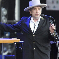L’auteur-compositeur-interprète américain Bob Dylan sur scène du festival « Les Vieilles Charrues » à Carhaix, dans l'ouest de la France, le 22 juillet 2012. (Crédit : AP / David Vincent)