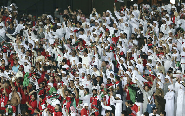 Les supporters des Émirats arabes unis encouragent l'équipe pendant le match de football du groupe A de la Coupe d'Asie de l'AFC entre les Émirats arabes unis et l'Inde au Zayed Sports City Stadium d'Abu Dhabi, Émirats arabes unis, le jeudi 10 janvier 2019. (Crédit : AP Photo/Kamran Jebreili)