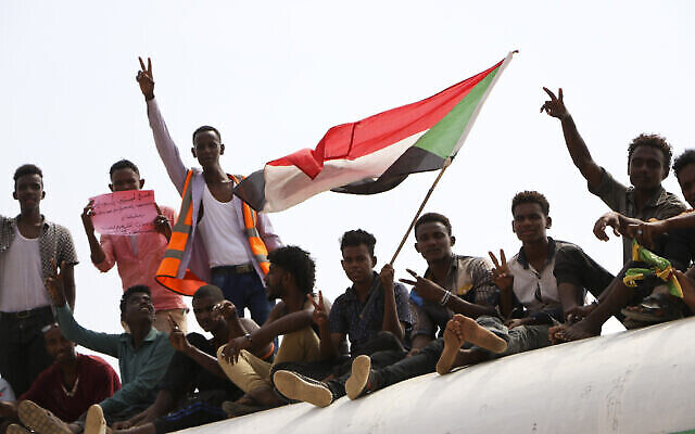Des partisans de la démocratie au Soudan célèbrent un accord final de partage du pouvoir avec le conseil militaire au pouvoir, le 17 août 2019, dans la capitale, Khartoum. (Photo AP)