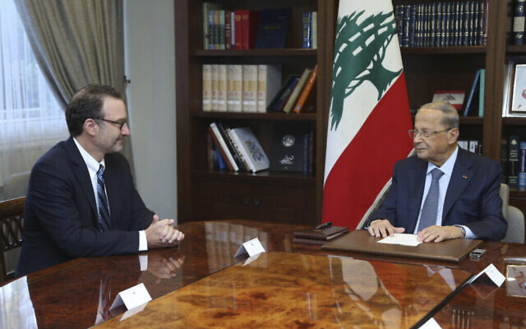 Le président libanais Michel Aoun, à droite, rencontre David Schenker, secrétaire d'État adjoint américain pour les affaires du Proche-Orient, au palais présidentiel de Baabda, à l'est de Beyrouth, au Liban, le 10 septembre 2019. (Crédit : Dalati Nohra/AP)