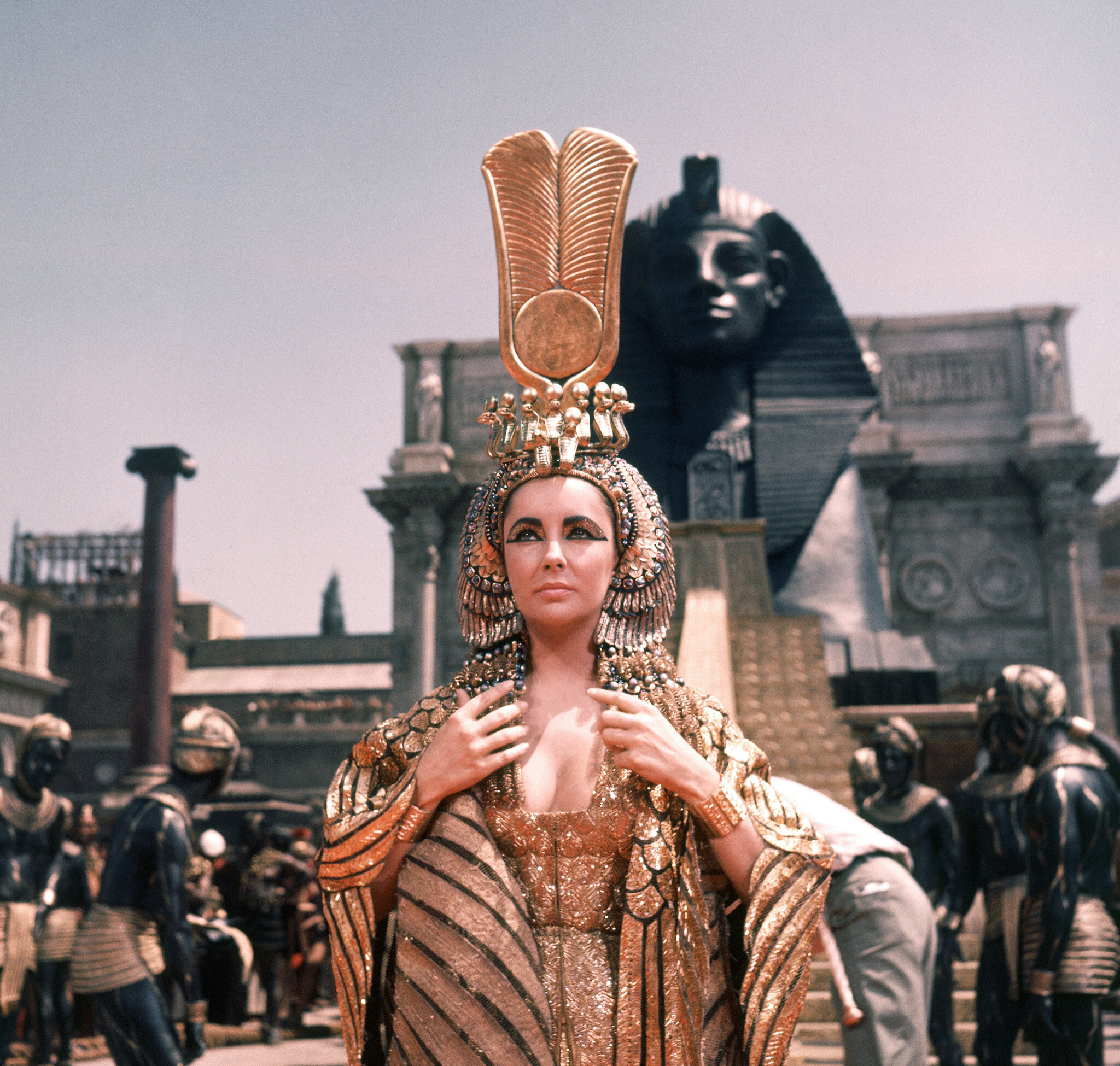L'actrice britannique Elizabeth Taylor pendant le tournage de "Cléopâtre" aux studios Cinecitta de Rome, en Italie, le 8 mai 1962 (Crédit : AP Photo)