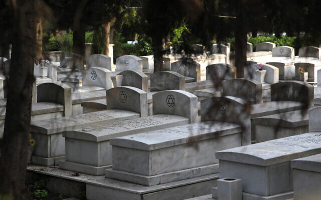 Des tombes dans un cimetière de la communauté juive de la ville grecque de Thessalonique, le 30 mai 2014. (AP / Nikolas Giakoumidis)
