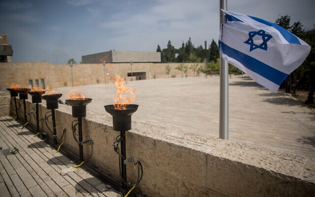 La place du ghetto de Varsovie au musée de commémoration de la Shoah de Yad Vashem, à Jérusalem, à Yom HaShoah, le 21 avril 2020. (Crédit : Yonatan Sindel/Flash90)