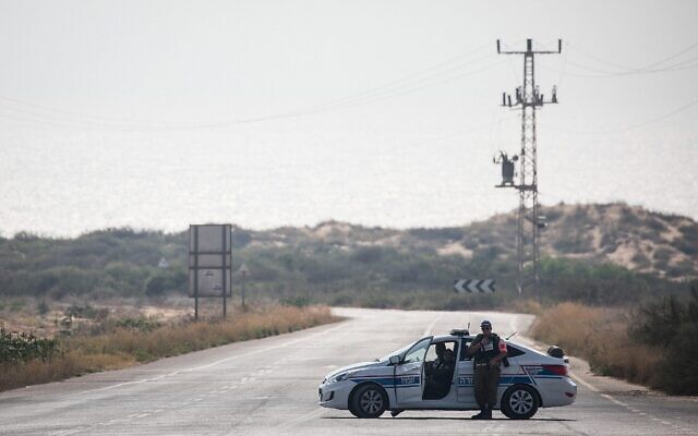 Illustration. Une voiture de la police militaire bloque une route menant à la plage de Zikim après avoir été fermée aux visiteurs, en raison de l'escalade des tirs de roquettes de la bande de Gaza vers le sud d'Israël, le 14 juillet 2018. (Hadas Parush/Flash90)