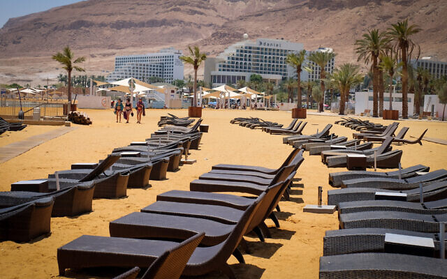 Illustration : Des chaises longues vides sur une plage près d'un complexe hôtelier de la mer Morte, le 10 juillet 2019. (Gershon Elinson/Flash90)