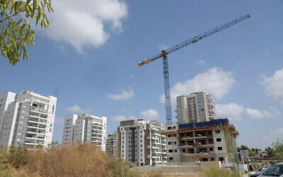 Photo d'illustration : Un site de construction de nouveaux bâtiments résidentiels dans un quartier récent de Beer Yaakov, dans le centre d'Israël, le 26 mars 2020. (Crédit : Flash90)