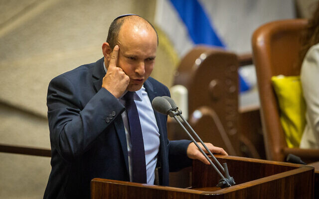 Le chef de Yamina Naftali Bennett s'exprime lors d'une session plénière de la Knesset à Jérusalem le 24 août 2020. (Crédit : Oren Ben Hakoon / POOL)