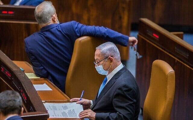 Le Premier ministre en alternance et ministre de la Défense Benny Gantz (à gauche) et le Premier ministre Benjamin Netanyahu lors d'un vote pour repousser une échéance budgétaire et ainsi éviter des élections, à la Knesset le 24 août 2020. (Oren Ben Hakoon / POOL)