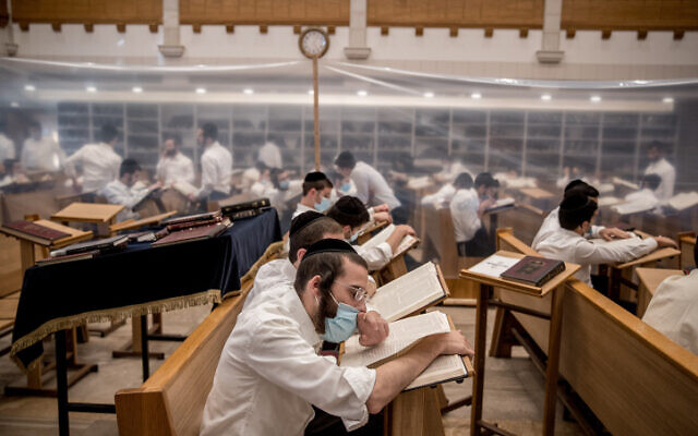 Des étudiants de yeshiva étudient en capsules de séparation à Jérusalem, le 2 septembre 2020. (Yonatan Sindel/Flash90)