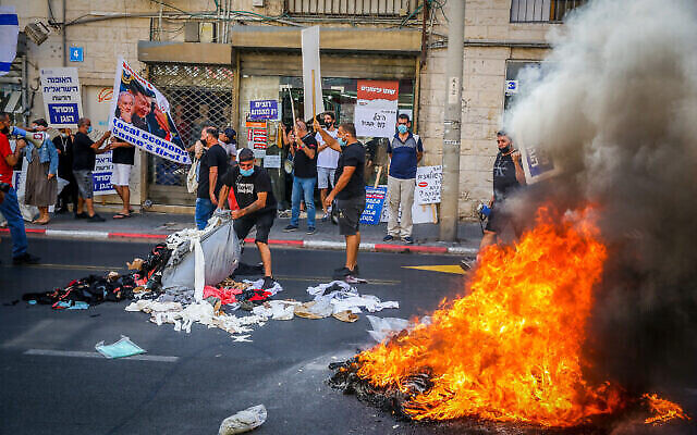 Des propriétaires de commerces protestent contre le bouclage national en cours à Tel Aviv, le 15 octobre 2020. (Flash90)