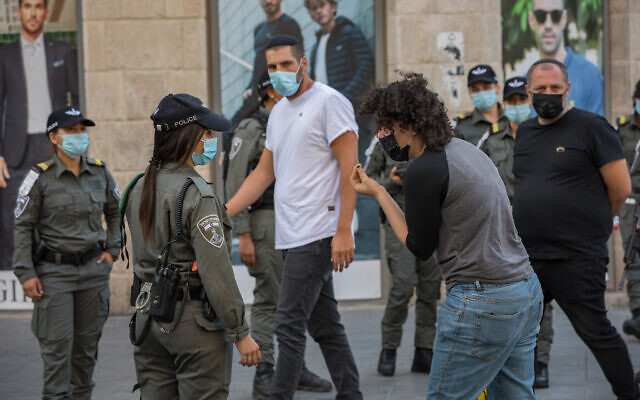 Des agents de la police des frontières israélienne patrouillent dans la rue Jaffa, dans le centre de Jérusalem, alors qu'Israël sort du confinement dû au coronavirus et lève les restrictions, le 21 octobre 2020. (Nati Shohat/Flash90)