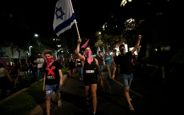 Des Israéliens manifestent contre le Premier ministre Benjamin Netanyahu à Tel Aviv le 22 octobre 2020. (Crédit : Miriam Alster/Flash90)