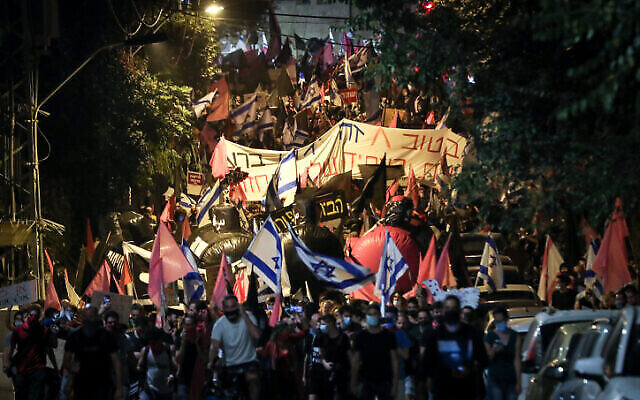 Les manifestations anti-Netanyahu aux abords de sa résidence officielle de Jérusalem, le 24 octobre 2020. (Crédit : Yonatan Sindel/Flash90)