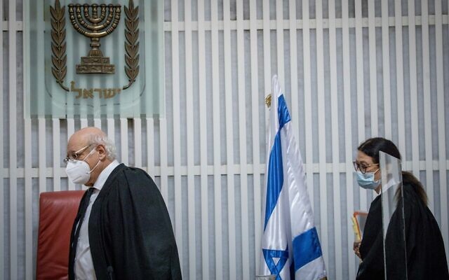 La présidente de la Cour suprême israélienne Esther Hayut, à droite, et le magistrat Hanan Melcer arrivent pour une audience consacrée aux plaintes contre la création du poste de Premier ministre d'alternance à la Cour suprême, à Jérusalem, le 27 octobre 2020. (Crédit :  Yonatan Sindel/Flash90)