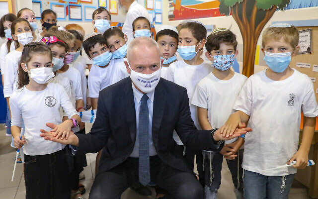 Le ministre de l'Education Yoav Gallant rend visite aux écoliers le premier jour de la rentrée scolaire à Mevo Horon, le 1er septembre 2020. (Marc Israel Sellem/Pool/AFP)