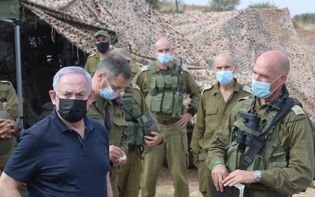 Le Premier ministre Benjamin Netanyahu (à gauche) assiste à un exercice militaire dans le nord d'Israël, le 28 octobre 2020. (Amos Ben Gershom/GPO)