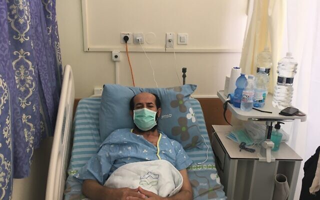Maher al-Akhras, un prisonnier sécuritaire de 49 ans, fait une grève de la faim à l'hôpital Kaplan de Rehovot, le 8 octobre 2020. (Crédit : Aaron Boxerman/Times of Israel)