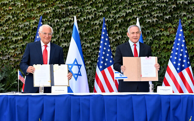 L'ambassadeur des États-Unis en Israël, David M. Friedman, à gauche, et le Premier ministre Benjamin Netanyahu signant des accords visant à renforcer la coopération scientifique et technologique binationale lors d'une cérémonie spéciale organisée à l'université d'Ariel, le 28 octobre 2020. (Crédit : Matty Stern/Ambassade des États-Unis à Jérusalem)