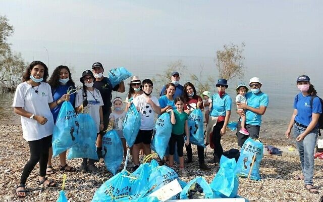 Des bénévoles participent aux opérations de nettoyage des plages en Israël, le 30 octobre 2020 (Crédit : Société pour la protection de la nature en Israël)
