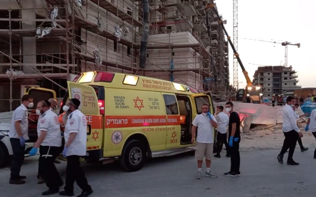 Un chantier à Beit Shemesh où cinq ouvriers ont été blessés après l'effondrement de l'échafaudage le 21 octobre 2020. (Capture écran / Magen David Adom)