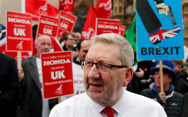 Le secrétaire-général d'Unite the Union Len McCluskey lors d'une manifestation à Londres, le 6 mars 2019. (Crédit : AP Photo/Frank Augstein)
