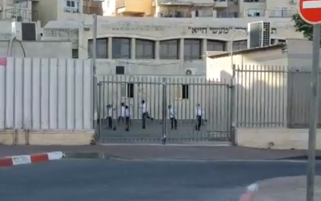 Des garçons jouent dans une école de Beitar Illit qui a ouvert ses portes en violation des règles du coronavirus, le 18 octobre 2020. (Capture d'écran : Twitter)