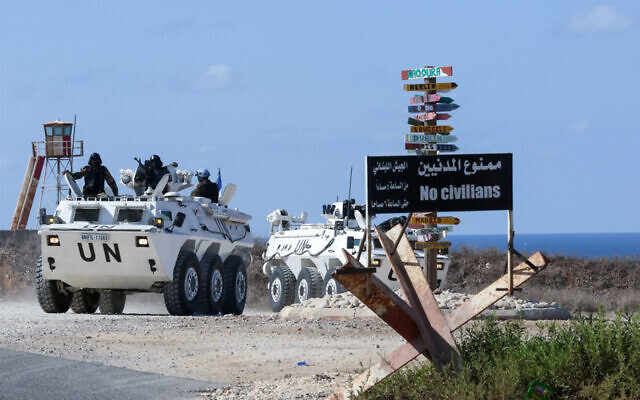 Un convoi de la Force de maintien de la paix des Nations unies (FINUL) patrouille près de Naqoura, au Liban, à proximité de sa frontière avec Israël, en prévision des négociations entre les deux pays dans la région, le 13 octobre 2020. (Mahmoud Zayyat/AFP)