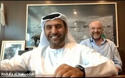 Abdullah Saeed Al Naboodah, président d' Al Naboodah Investments à Dubaï et  Jon Medved, directeur-général d'OurCrowd à Jérusalem, signent un protocole d'accord visant à renforcer les liens commerciaux entre start-ups et investisseurs des EAU et d'Israël. (Crédit : OurCrowd)