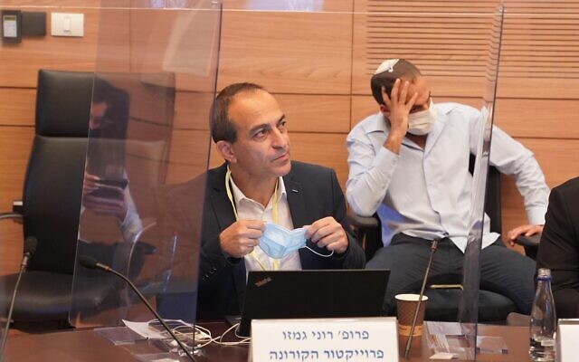 Le chargé de la lutte contre le coronavirus Ronni Gamzu à une réunion de la commission du travail et des affaires sociales, à Jérusalem, le 19 octobre 2020. (Crédit : Shmulik Grossman/Knesset)