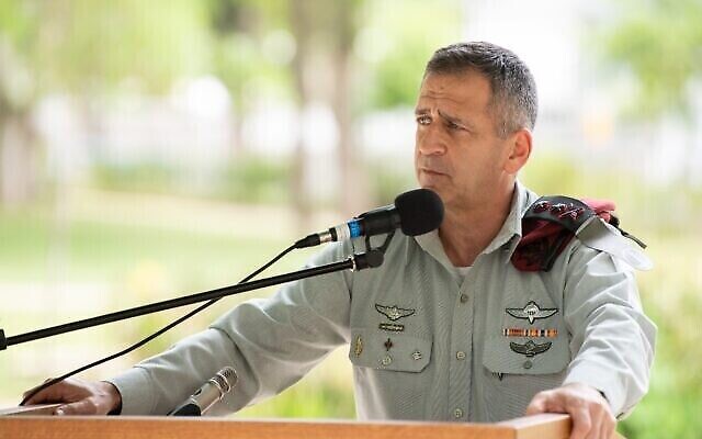 Le chef d'état-major de Tsahal, Aviv Kohavi, prend la parole lors d'une cérémonie au quartier général de l'armée de Kirya à Tel Aviv, le 18 juin 2020. (Crédit : Armée de défense d’Israël)