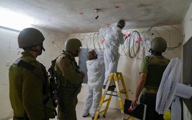 Des soldats israéliens scellent la chambre d'un meurtrier palestinien présumé, à Yabed, le 21 octobre 2020. (Crédit : armée israélienne)