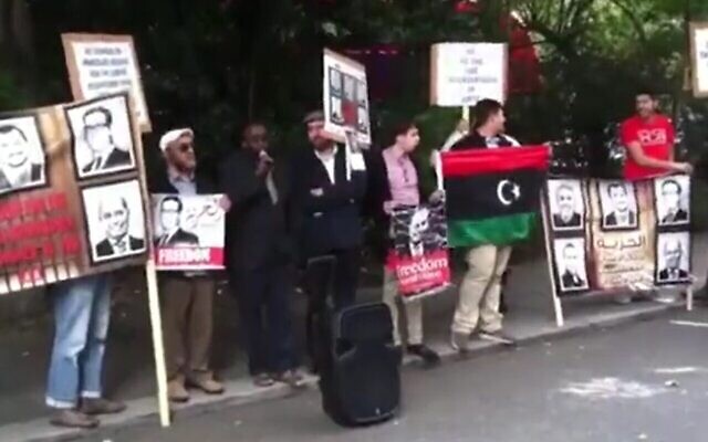 Le kamikaze de Manchester, Salman Abedi (à droite, chemise rouge) assiste à une manifestation devant l'ambassade des Émirats arabes unis à Londres, quelques heures après avoir manifesté contre la visite du Premier ministre Benjamin Netanyahu en 2015. (Capture d'écran / Daily Mail)