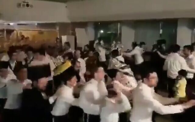 Des fidèles ultra-orthodoxes célèbrent Simhat Torah à Tibériade, sans respecter les règles de distanciation sociale. (Capture d'écran)