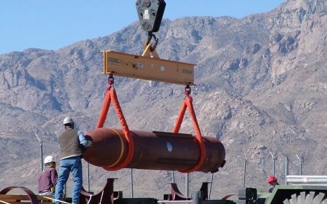 Prototype du Massive Ordnance Penetrator (bombe massive anti-bunker) de 13,6 tonnes sur un champ de tir à White Sands, Nouveau-Mexique, le 14 mars 2007. (AP/Autorisation Défense Threat Reduction Agency)