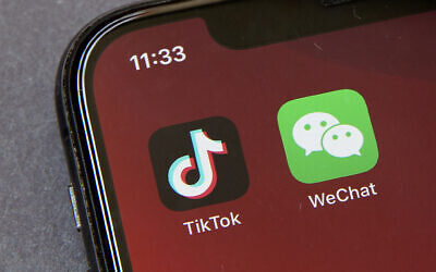 Les icônes des applications pour smartphone TikTok et WeChat sur l'écran d'un smartphone. (Crédit : AP Photo / Mark Schiefelbein)