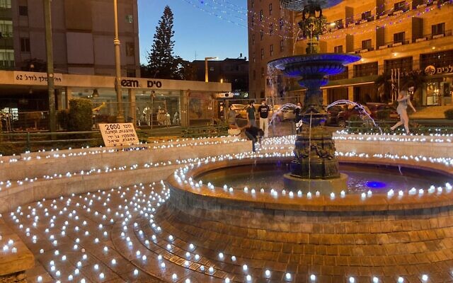 Un mémorial de 2000 bougies sur la place de Paris, à Jérusalem, en hommage aux 2000 personnes mortes des suites du coronavirus, le 12 octobre 2020. (Crédit : Darkeinu)