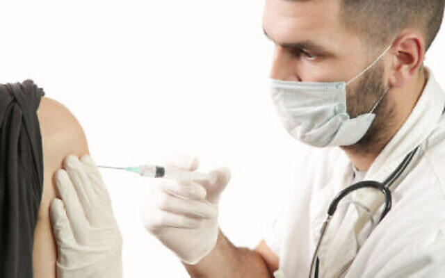 Un médecin en train de vacciner contre la grippe. (Crédit : iStock)