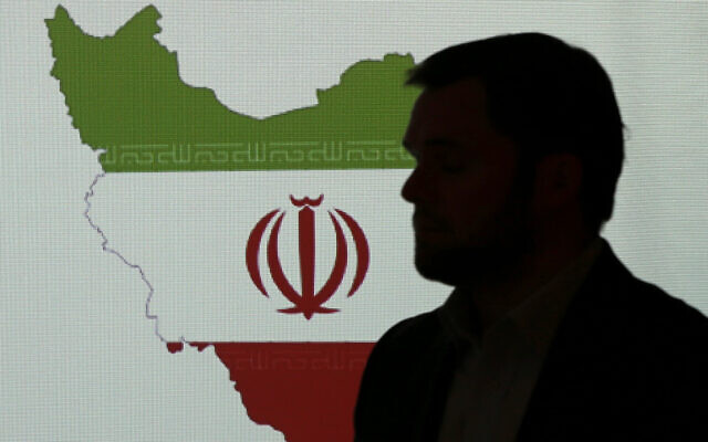 Un expert en cybersécurité se tient devant une carte de l'Iran alors qu'il parle à des journalistes des techniques de piratage informatique iraniennes, le 20 septembre 2017, à Dubaï, aux Émirats arabes unis. (AP/Kamran Jebreili)
